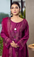 The loose long traditional kurta incorporates block-printed motifs, dori along side the panels, embroidery on the neckline, along with sheesh buttons to add a hint of glimmer. The kurta is finished with self embroidered cuts and magenta tassels, including the sleeves, it is accompanied by a matching organza dupatta finished with a block print border and straight pants for a perfect eid look this season.
