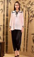 Flare top with black geomatrical aplique