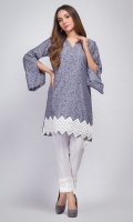 Yarn-dyed straight shirt with embroidered hem.  Y-neckline with pearl finishing. Bell sleeves with slit.