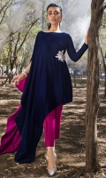 Take a step forward to refresh your wardrobe with this perfect A line kaftan allured with side embellished floral bunch. It comes with contrasting magenta pants that compliments very well.